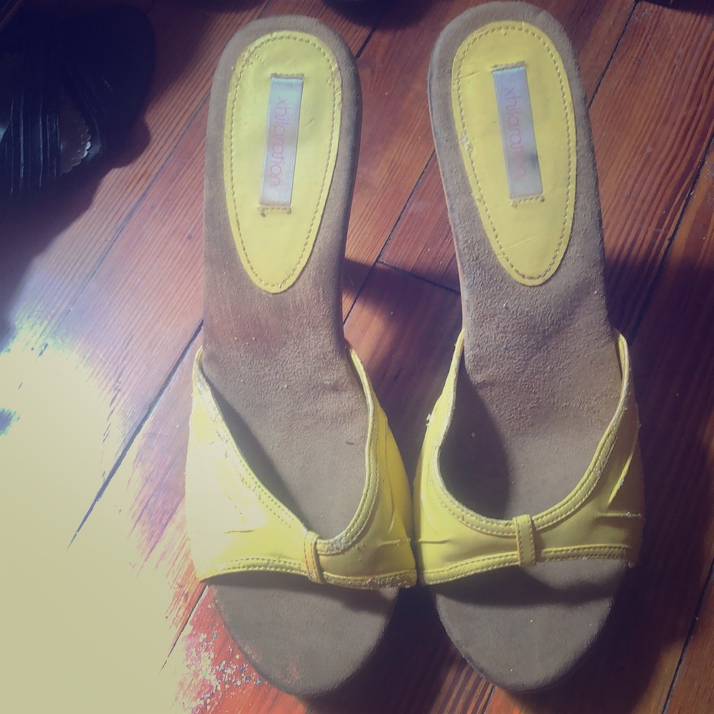 YELLOW HEELS WITH TOE OUT!!!